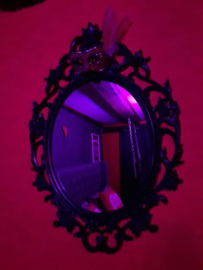 Le Rouge Et Noir Apartment