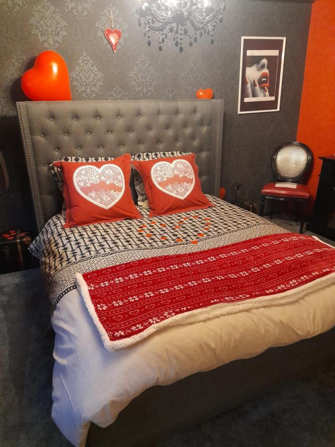 Le Rouge Et Noir Apartment